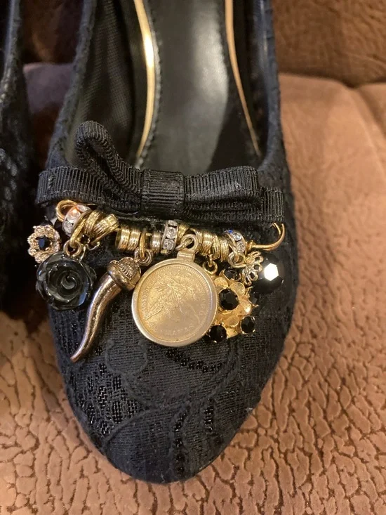 Dolce & Gabbana Bellucci Black Taormina Lace Pumps with Gold Charm Accents - Picture 6 of 9